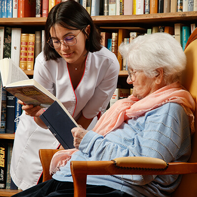 Des seniors dans une bibliothèque